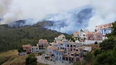 Wildfire near Spanish homes