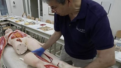 David Nott removing the leg of Heston the medical-dummy