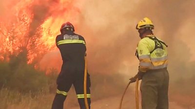 Spanish firefighters tackle blaze