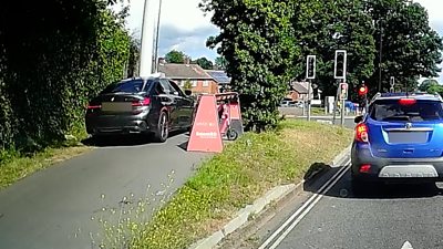 A car overtakes and avoids traffic lights on the pagement
