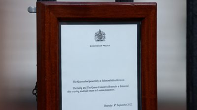Notice of Queen's death on gates of Buckingham Palace