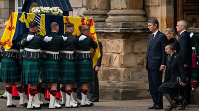 Queen's coffin arrives at Holyroodhouse Palace