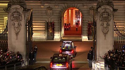 Queen's cortege enters Buckingham Palace gates