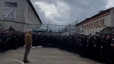 Yevgeniy Prigozhin addressing a large group of detainees.