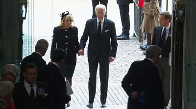 The Bidens arrive at Westminster Abbey