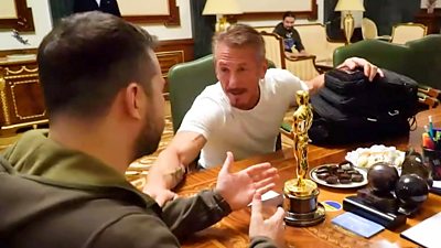 The Hollywood star gifted his award to the Ukrainian president on a visit to Kyiv.