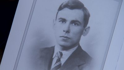 A blue plaque to honour a World War Two codebreaker has been unveiled.

John Herivel, from Belfast, played a key role in efforts to decrypt Germany's Enigma codes.