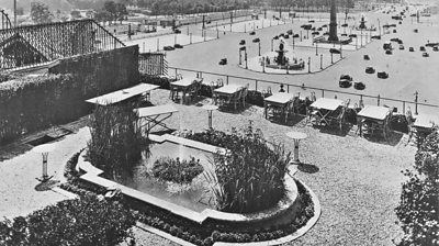 The pond and terrace over looking the Place de la Concorde