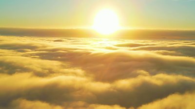 Photographer spots incredible cloud inversion in Peak District - BBC ...