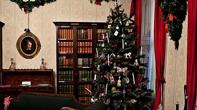 Charles Dickens Museum gets dressed for Christmas