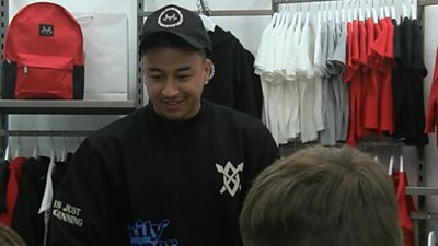 Jesse Lingard with players from a junior football team in Nottingham