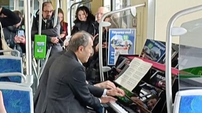 Pianists on train in Nantes