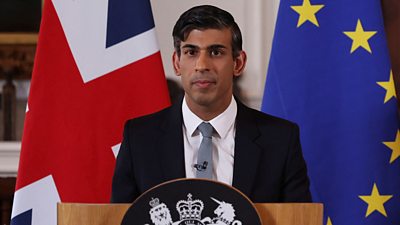 Rishi Sunak hails the "breakthrough" agreement in a joint speech with EU chief Ursula von der Leyen.