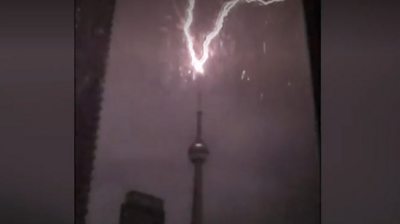 The moment lightning strikes the tip of Toronto's CN Tower - BBC News