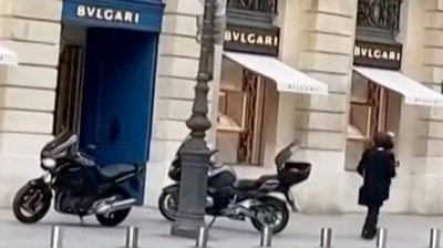 Video shows suspects making a getaway on motorbikes from the city's flagship Bulgari store.