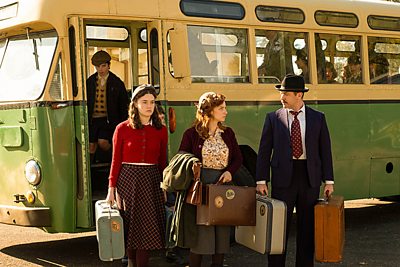 Peter (FINN TREACY), Pattie (HATTIE HOOK), Annie (FAYE MARSAY), Terry (WARREN BROWN) in Ten Pound Poms (Credit: BBC/Eleven/John Platt)