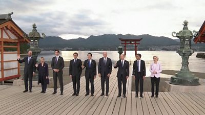 G7 leaders unsure whether to wave during group photo