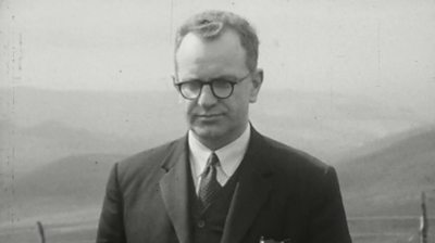 Y bardd WJ Gruffydd a'i ffrindiau aeth ati i adeiladu tŷ unnos yn 1963.