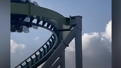 Crack in rollercoaster caught on camera - BBC News