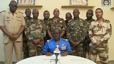 Army spokesperson and soldiers on Niger's national TV