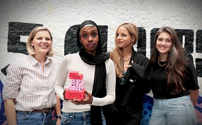 Sabrina Ali holding the Popcorn Award for New Writing at the Edinburgh Fringe 2023 with Jess Loveland (BBC Writersroom), Charlotte Colbert and Natalie Denton (Popcorn Group)