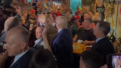 Trump hands out pizza