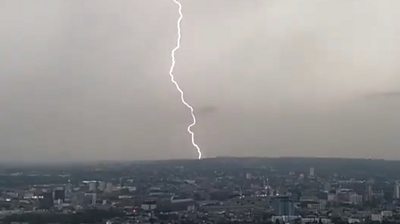 Lightning strikes over London's horizon captured - BBC News