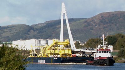 Barge carrying new Govan-Partick bridge