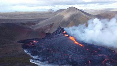 Iceland: Helicopter footage shows giant cracks in earth - BBC News