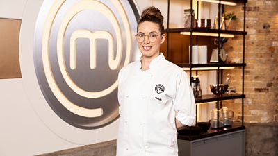 Woman wearing MasterChef branded shirt in front of MasterChef M