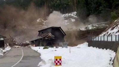 Eyewitness capture harrowing escape from landslide