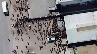 Crowd of people looting in Papua New Guinea