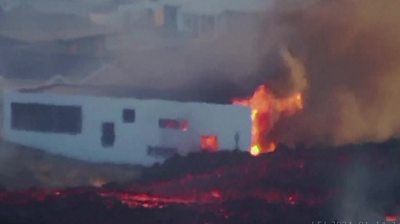 Building on fire north of Grindavik