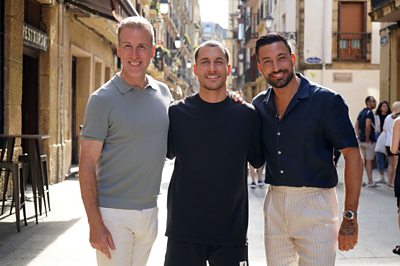 Antón, Gorka y Giovanni sonríen a la cámara en una calle de San Sebastián