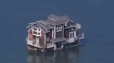 San Francisco: Two-storey houseboat towed through bay - BBC News