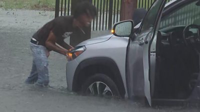 Driver tries to move car among flash flood in New Orleans