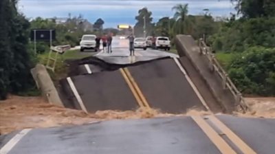 Bridge collapsin up in Brazil flood