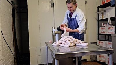 Video shows Gavin Reynolds filling and linking 83 Lincolnshire sausages in a minute.