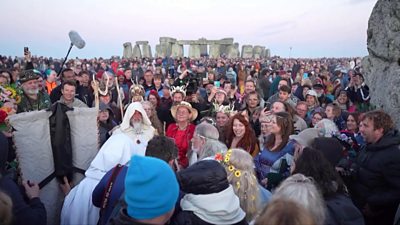 Crowds gather in front on Stonehenge landmark