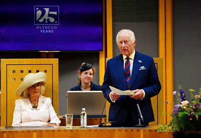 Brenin Charles yn nodi 25 mlynedd ers sefydlu Senedd Cymru