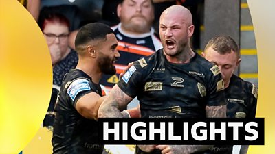 Leigh celebrate Zak Hardaker's try