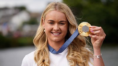 Hannah Scott holds her Gold medal up