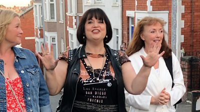 Ruth Jones speaking to fans in Barry