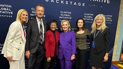 Jonathan Munro, ý News Global Director, stands with Margaret Hoover (far left), Maria Ressa (in a red jacket), Hillary Clinton (in a blue suit), Alsu Kurmasheva (in dark green top)