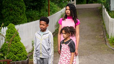 Characters : Perry (Tylan Bailey), Becks (Ida Brooke) and Phoebe (Ava McCarthy) standing in a lane looking serious at something off screen