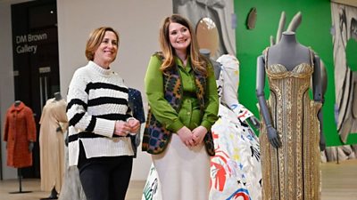 Kirsty Wark & ​​Kirsty Hassard se tenait devant un mannequin bien habillé, vêtu de robes élaborées dans ce qui ressemblait à un musée