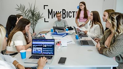 NikVesti CEO Oleh Dereniuha in the newsroom (Photo credit: NikVesti)