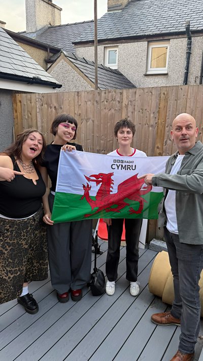 Adwaith ac Aled Hughes