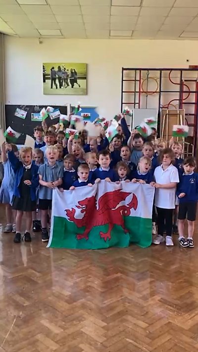 Pob lwc Cymru!