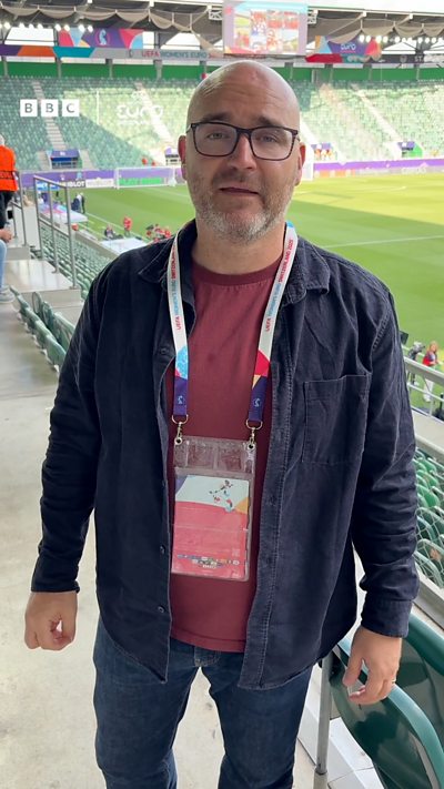 Mae gohebydd chwaraeon BBC Cymru Carl Roberts wedi cyrraedd y stadiwm yn barod am y gem